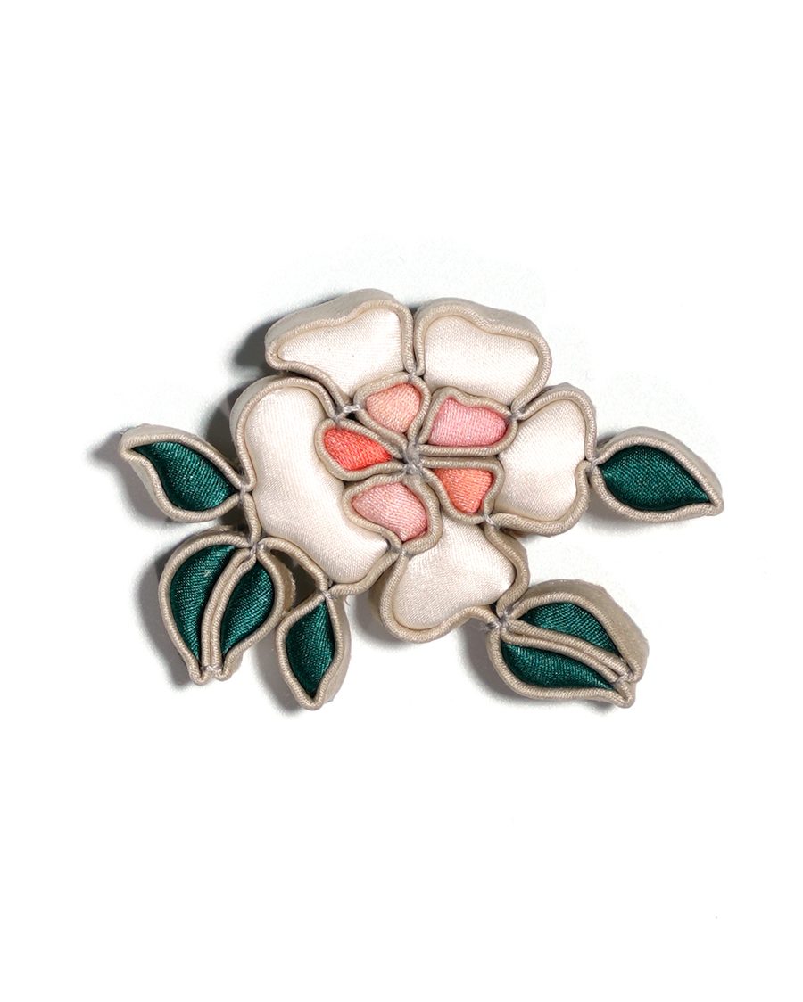 山茶花胸针盘扣作品